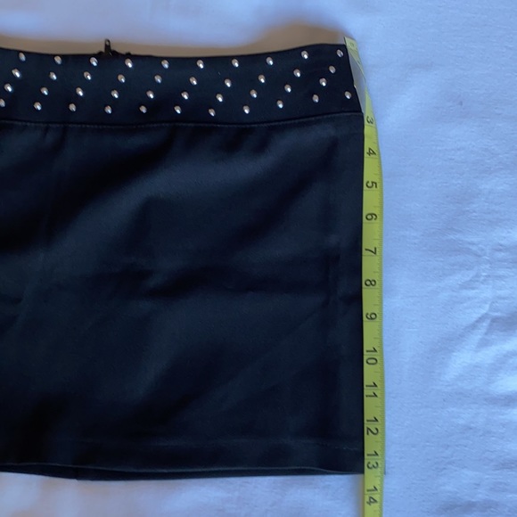Black short skirt with little sequence details around the waist in size S. - Picture 6 of 7